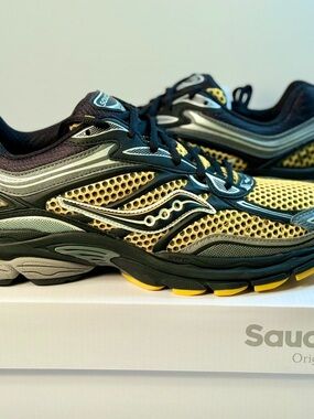 Saucony Progrid Omni 9 "Gold/Carbon" New Japan release